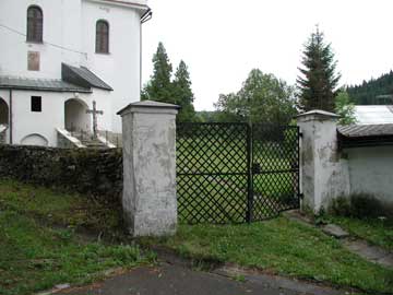 Kostel v Heřmanovicích - brána